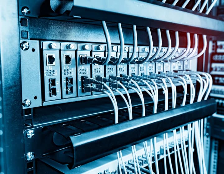 Serwer w centrium danych z podpiętymi kablami sieciowymi
